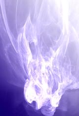 抽象的な紫色の炎